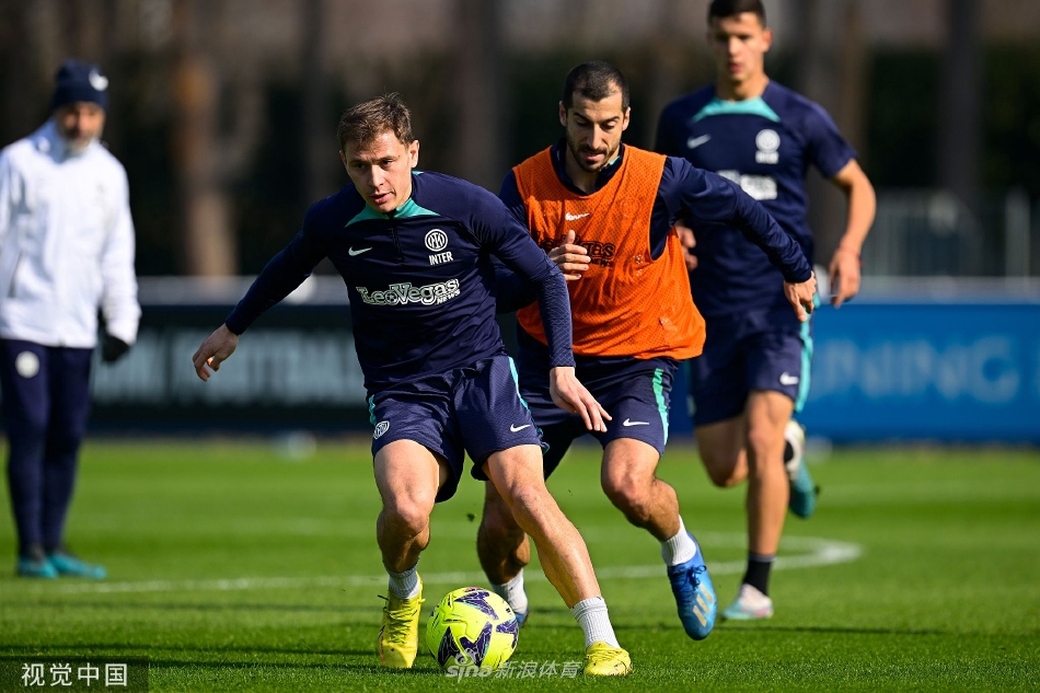 主教练因扎吉在训练场上亲自示范防守站位，球员们围绕在他身边聚精会神地聆听战术讲解。