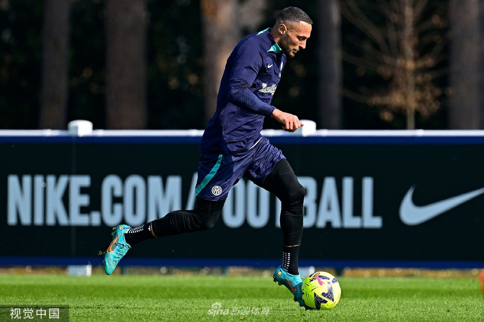 训练间歇，球员们坐在草地上交流放松，轻松的笑容与温暖的阳光共同构成了球队团结友爱的画面。