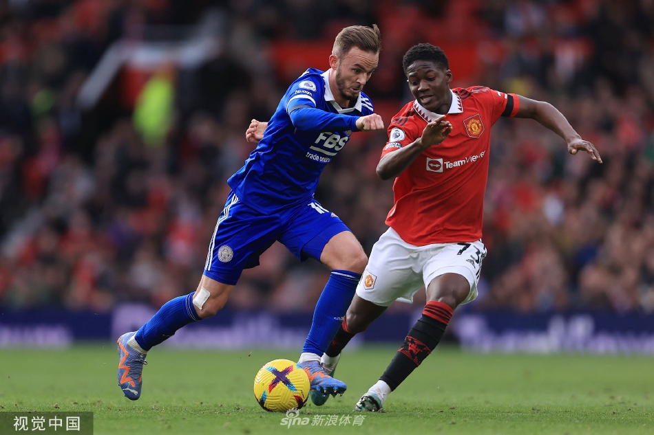 拉什福德在比赛中带球突破，眼神专注而坚定，防守球员在他身后奋力回追