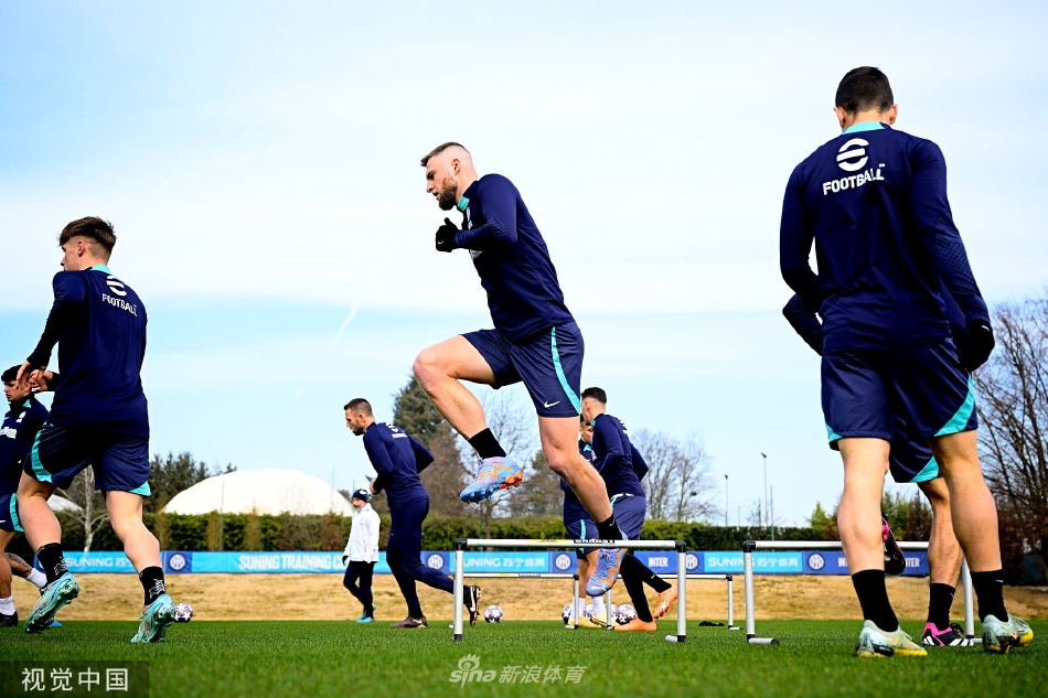 两名国际米兰球员在绿茵场上激烈拼抢，展现欧冠级别对抗的强度与专注