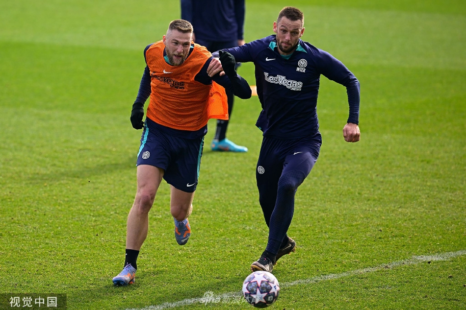 球员们围成一圈进行高强度传接球配合训练，足球在队员间快速精准地传递