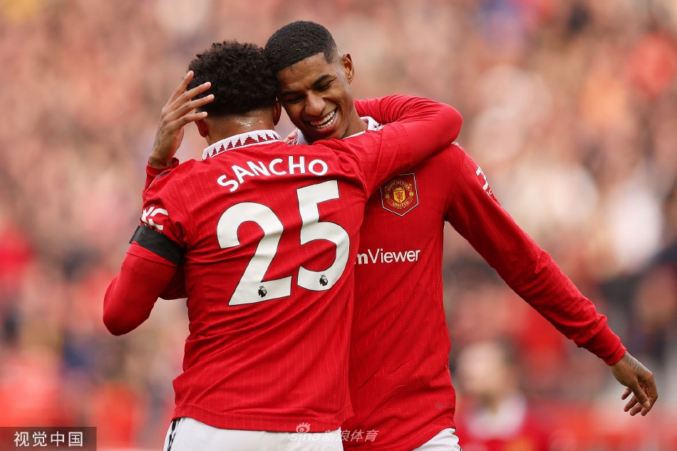 拉什福德打入第二球后，与送上助攻的队友弗雷德紧紧相拥，两人脸上洋溢着纯粹的快乐