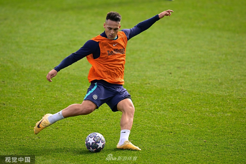 劳塔罗·马丁内斯飞身冲刺进行高速带球突破，身后是奋力追赶的防守队员