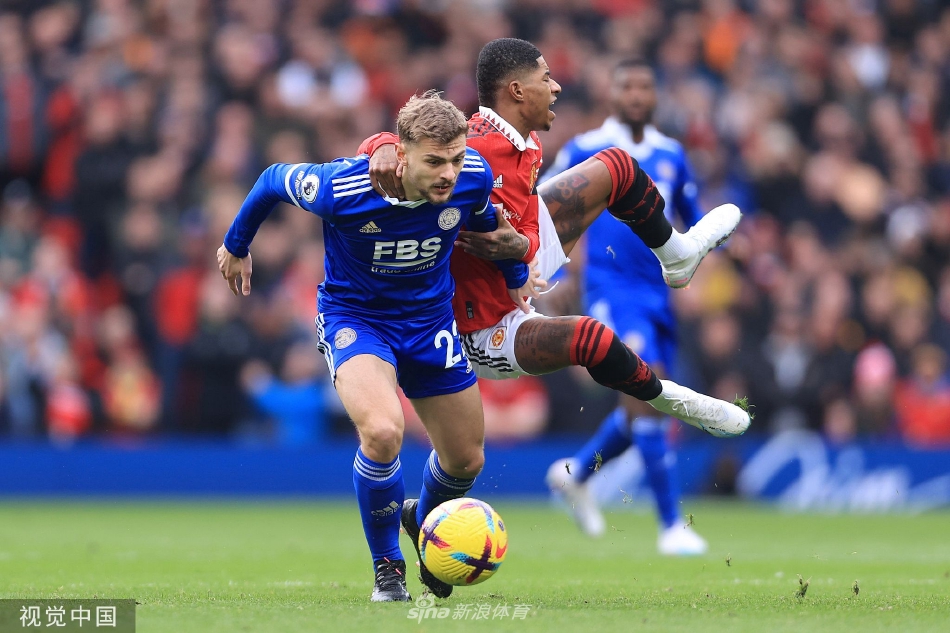 比赛结束后，曼联众将在主场球迷的歌声中并肩走向看台致谢，画面温馨而团结