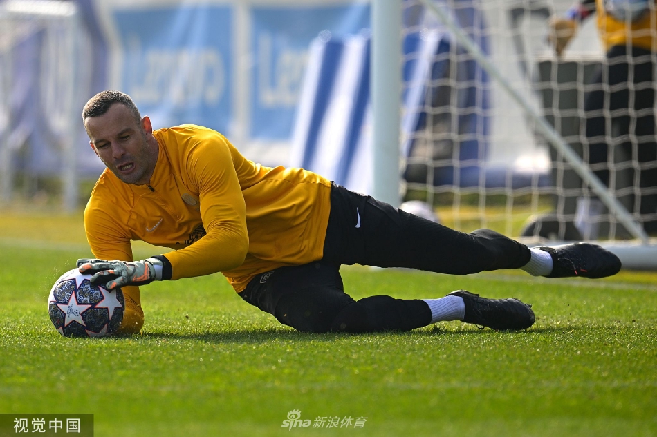 守门员汉达诺维奇飞身跃起，单掌托出势在必得的射门，阳光下其身影舒展如鹰，手套在空气中划出一道坚定的弧线。