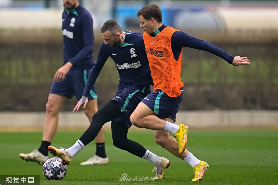 劳塔罗·马丁内斯起脚怒射瞬间，肌肉线条紧绷，目光紧锁球门死角，身后是科莫湖特有的朦胧山色。