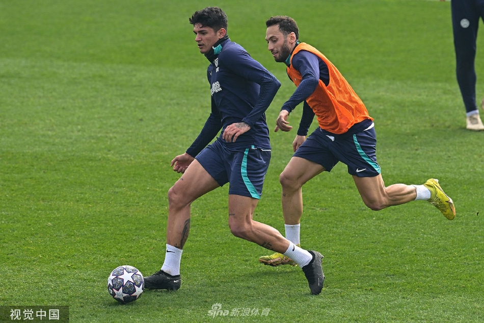 训练间隙，巴斯托尼与队友轻松交谈，两人笑容灿烂，展现出大战来临前举重若轻的团队心态。