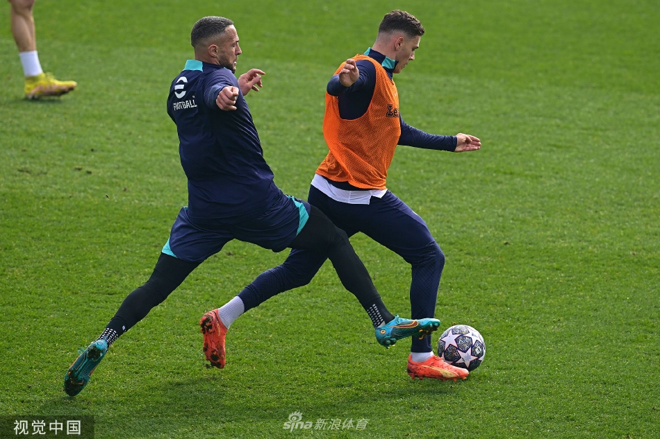 全队合影时刻，教练组与球员肩并肩站立，蓝黑战袍在暮色中连成一片，如同即将出征的军团，肃穆而充满力量。