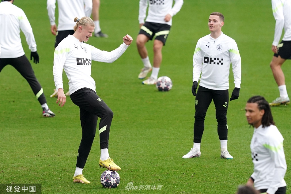 年轻小将与资深老将并肩训练，传承与拼搏精神在绿茵场上交融