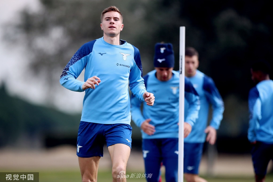 训练结束后，球员们围成一圈聆听主教练萨里的最后总结，众人神情肃穆，手搭着彼此的肩膀，展现出强大的团队凝聚力与战斗决心。