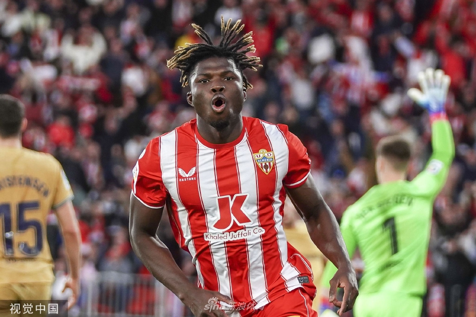 巴萨门将特尔施特根从网中捡出皮球，神情沮丧，背景是欢庆的主队球迷海洋。