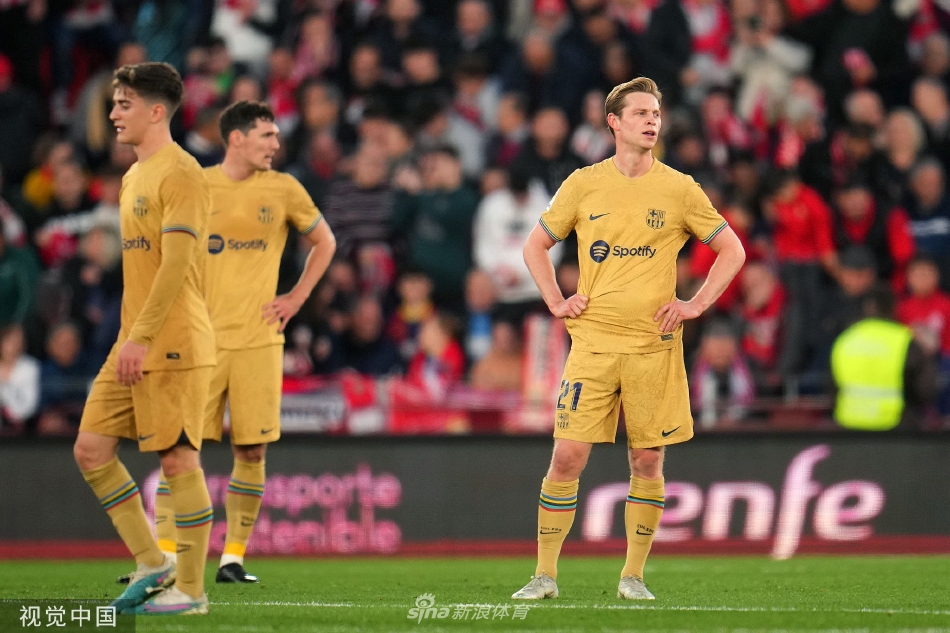 莱万多夫斯基在对方后卫纠缠下艰难争顶，脸上写满了焦虑与不甘。