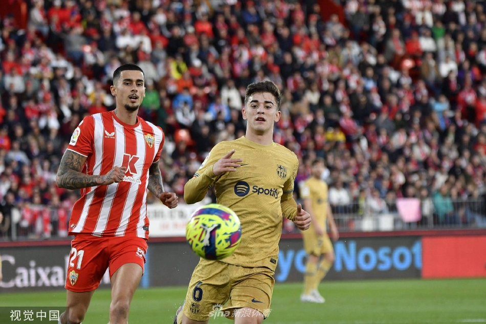 哈维教练在场边面色凝重，双手叉腰，思考着如何扭转场上的不利局面。