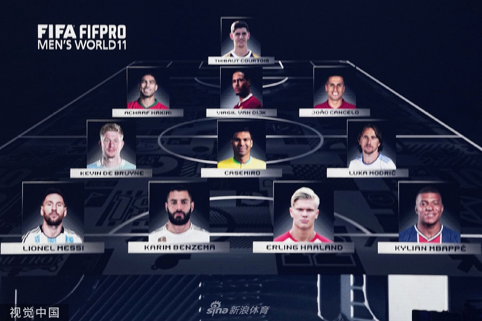 法国前锋姆巴佩在颁奖典礼红毯上自信挥手，年轻的面庞上写满了对未来的雄心与期待