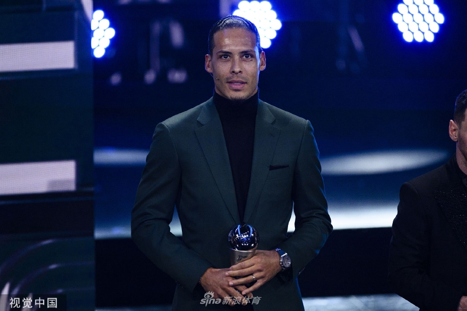 比利时中场巨星德布劳内与队友轻松交谈，作为曼城的中场引擎，他的笑容背后是球队荣誉的坚实保障