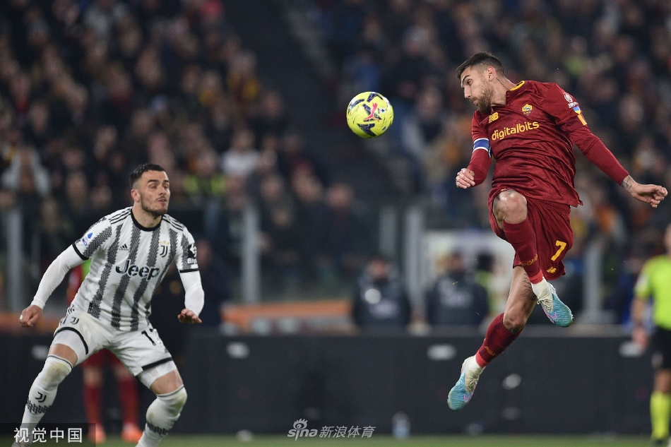 尤文图斯球员迪马利亚主罚角球瞬间，神情专注，罗马禁区内双方球员激烈缠斗，人仰马翻。