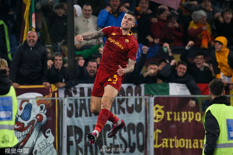 比赛前罗马奥林匹克球场座无虚席，红狼球迷组成壮观旗帜海洋，充满大战前夜的紧张与期待。