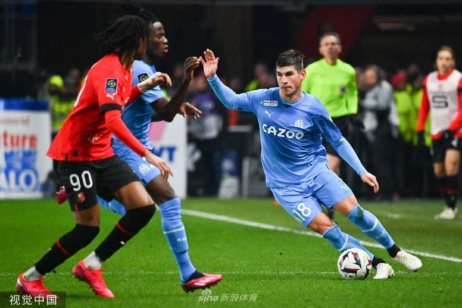 马赛门将飞身侧扑，单掌将一记势在必得的远射托出横梁，动作舒展如雄鹰展翅，化解了门前险情