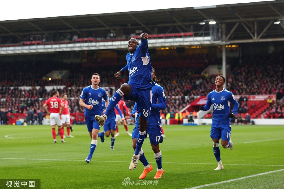 埃弗顿球员阿卜杜拉耶·杜库雷高高跃起头球破门瞬间，防守球员茫然目送皮球入网