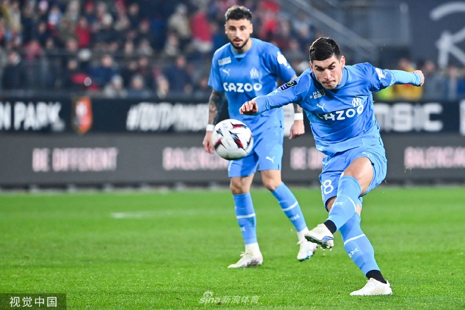 双方中场球员激烈拼抢，鞋钉擦出草屑，身体对抗间肌肉紧绷，展现足球运动中力量与技巧的直接对话