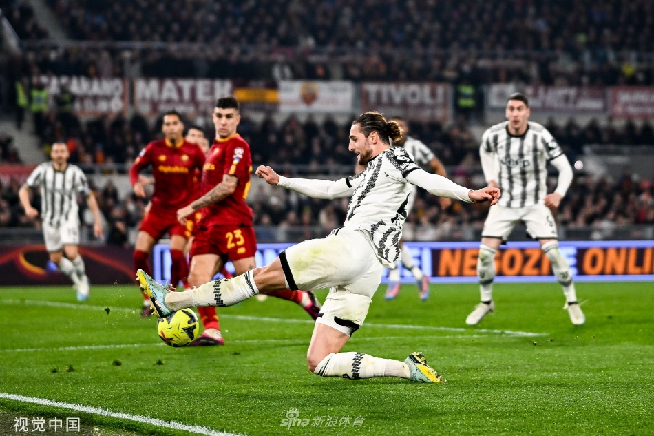 尤文图斯球员莫伊塞·基恩因犯规被主裁判出示红牌，他神情错愕，黯然离场。