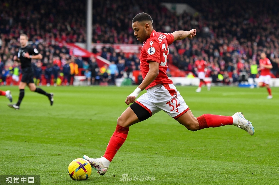 森林队球员与埃弗顿球员在比赛中发生激烈争执，双方多人围聚，裁判正在介入调解