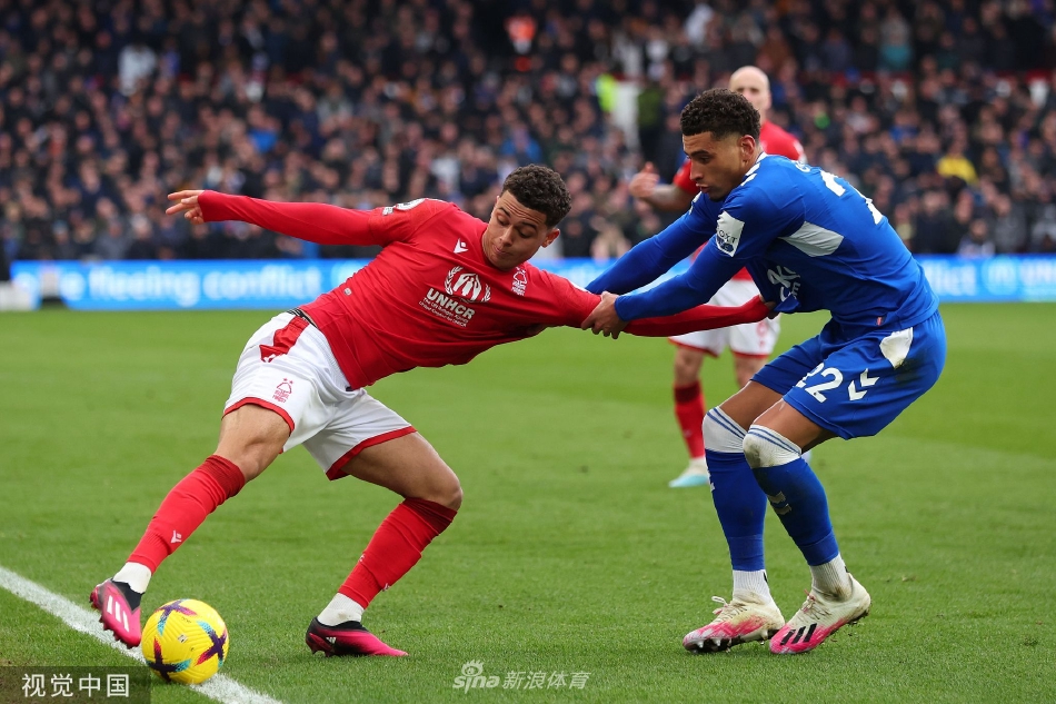 终场哨响，森林队球员相拥鼓气，埃弗顿球员神情疲惫，背景是逐渐散去的看台