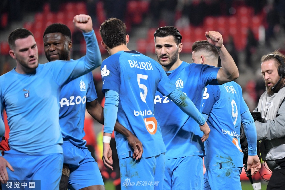 马赛球员突破重围后劲射破网瞬间，皮球如流星般直窜网窝，身后雷恩后卫伸腿拦截却为时已晚