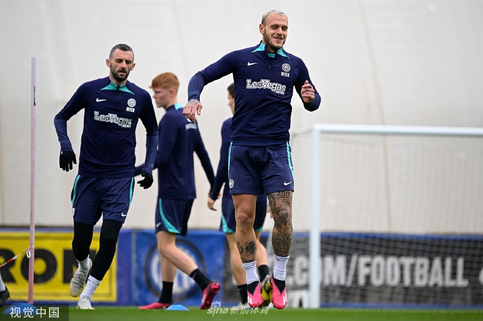 日落时分，全队进行放松整理，科莫湖边的训练场宁静而充满力量