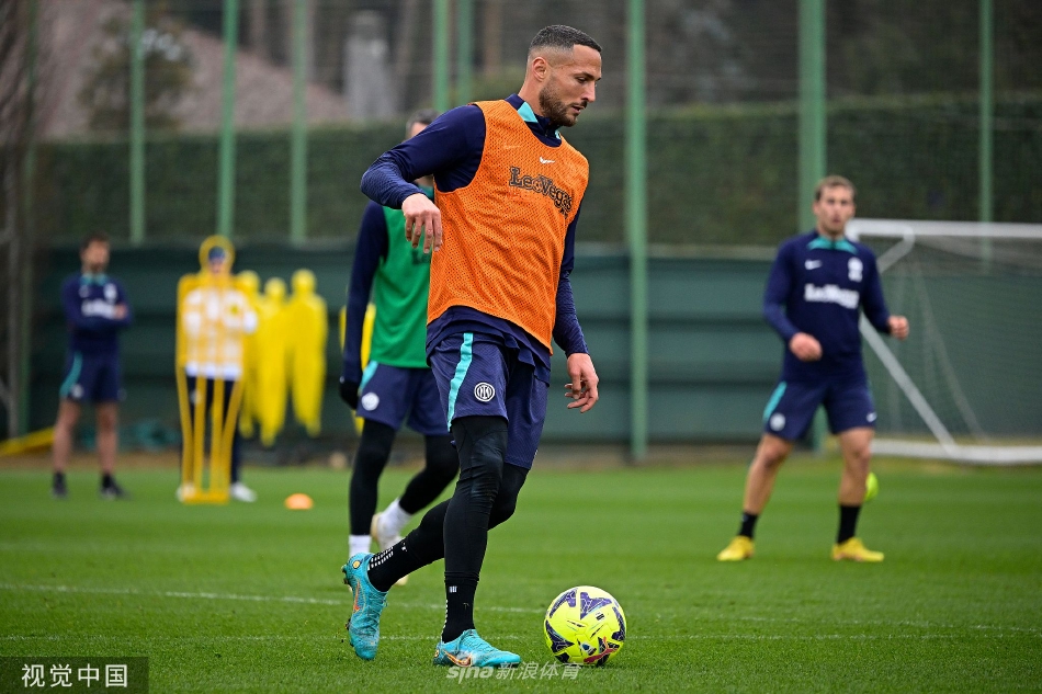 劳塔罗·马丁内斯起脚怒射，皮球如出膛炮弹直飞球门死角