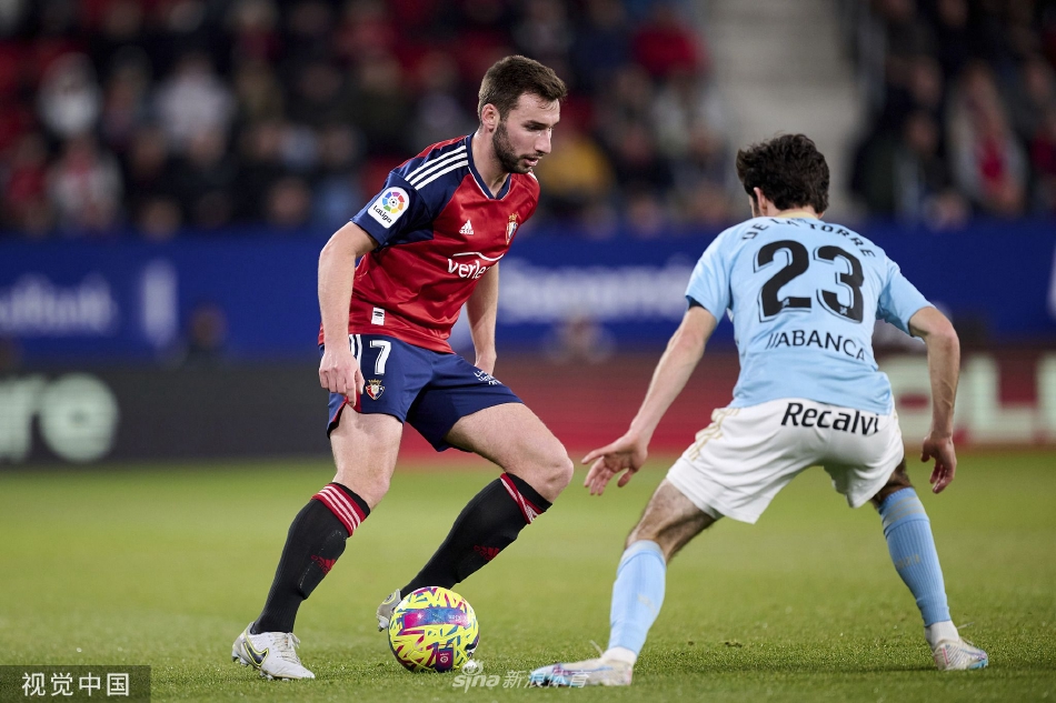 塞尔塔门将伊万·比利亚尔腾空而起，单掌将奥萨苏纳势在必得的头球攻门拒之门外，身体舒展如展翅雄鹰。