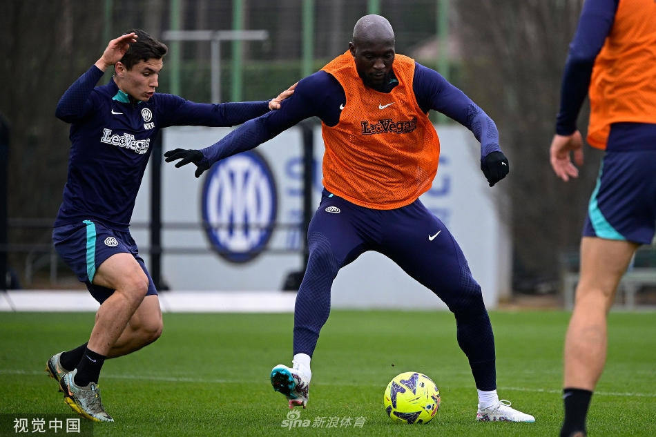 球员在体能教练指导下进行核心力量训练，为高强度比赛储备能量