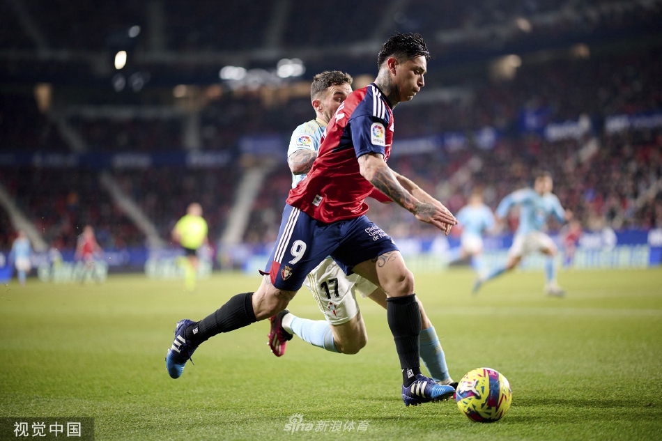 奥萨苏纳中场核心艾马尔·奥罗斯正带球突破，身旁两名塞尔塔防守球员如影随形进行包夹，肌肉碰撞瞬间充满张力。