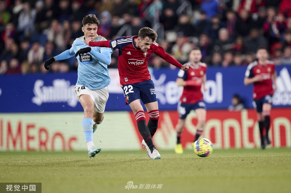 塞尔塔队长伊阿古·阿斯帕斯在奥萨苏纳两名防守球员的夹击下奋力护球，眼神坚毅，尽显老将风范。