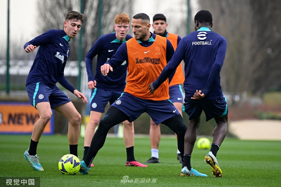 中场核心巴雷拉在对抗训练中轻盈摆脱防守，策动进攻