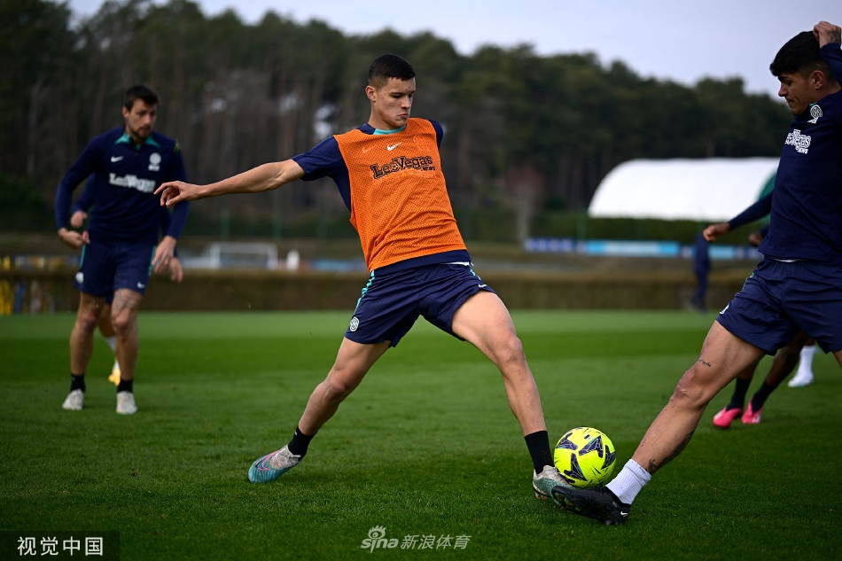 训练间隙卢卡库与队友轻松交谈，笑容洋溢，展现更衣室内的良好团队氛围