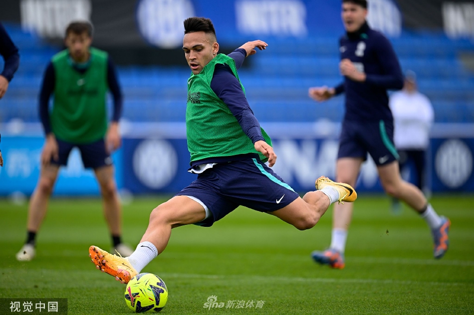 卢卡库高高跃起力压防守球员争顶头球，展现出惊人的弹跳力和制空能力