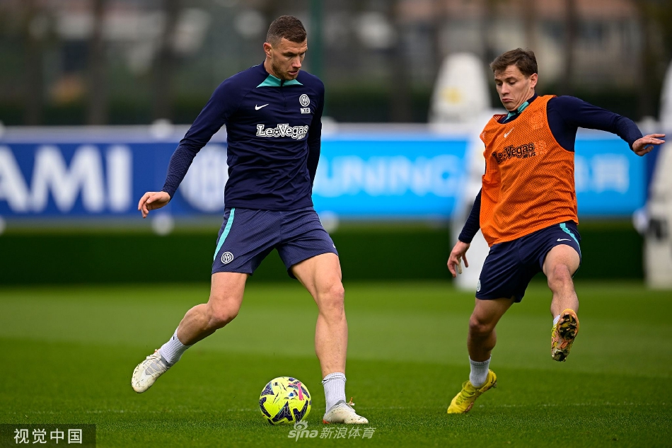 卢卡库在对抗中全力护球，表情专注坚毅，尽显职业球员的拼搏精神