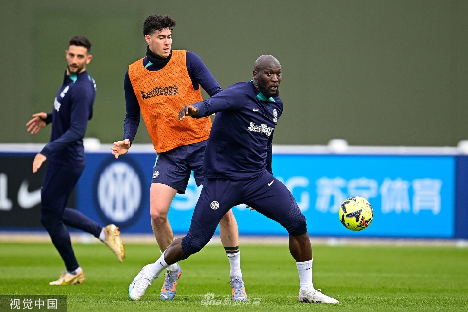 卢卡库完成一次漂亮突破后与教练组击掌，眼神中充满自信与决心