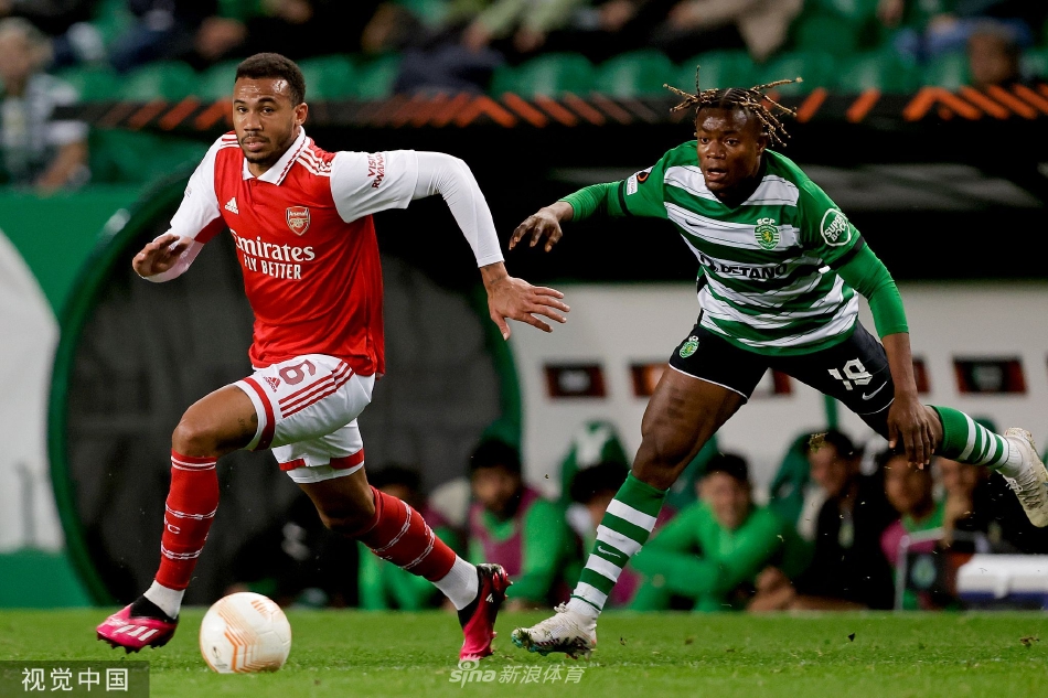 阿森纳门将拉姆斯代尔在比赛最后时刻飞身跃起，做出关键扑救