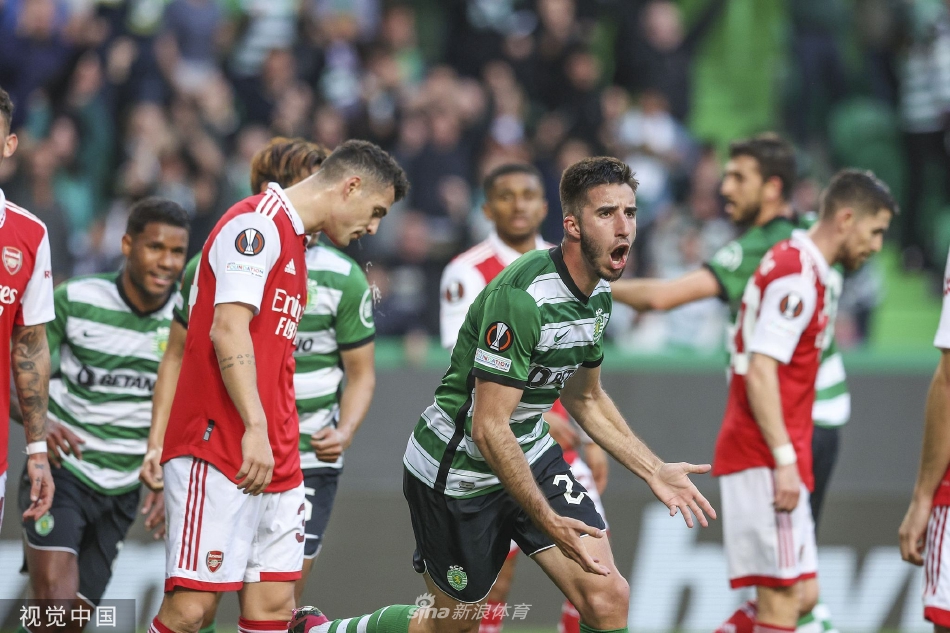 葡萄牙体育球员保利尼奥进球后张开双臂，在主场球迷山呼海啸中激情庆祝