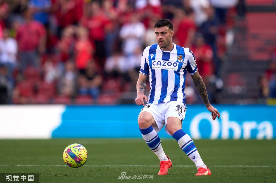 马略卡门将飞身侧扑，单掌将一记势在必得的远射托出横梁，力保球门不失。