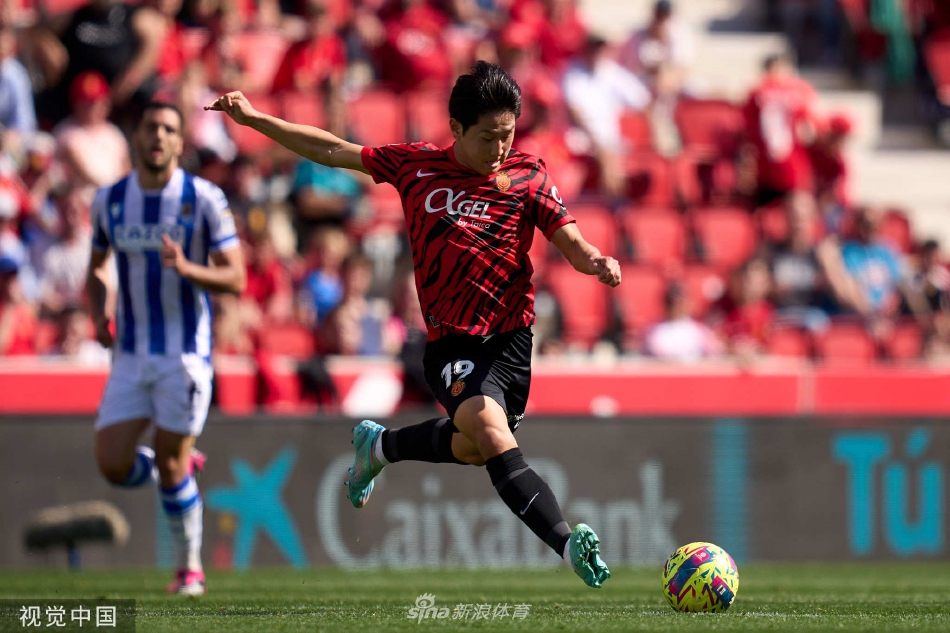 终场哨响，两队球员相互握手致意，在夜空与灯光的映衬下，画面充满体育精神与敬意。