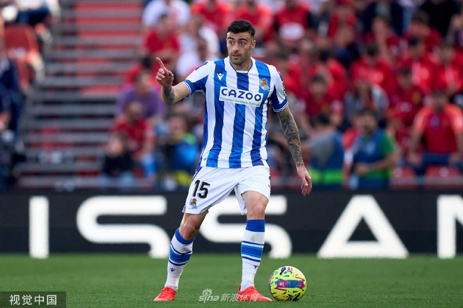 皇家社会中场大师在三人包夹中从容不迫，用一记外脚背妙传撕裂对方防线。