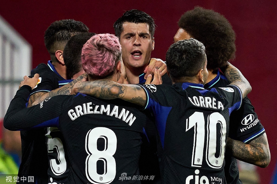 赫罗纳球员戴维·洛佩斯在中圈附近起脚，试图用一记石破天惊的远程吊射偷袭奥布拉克把守的球门。