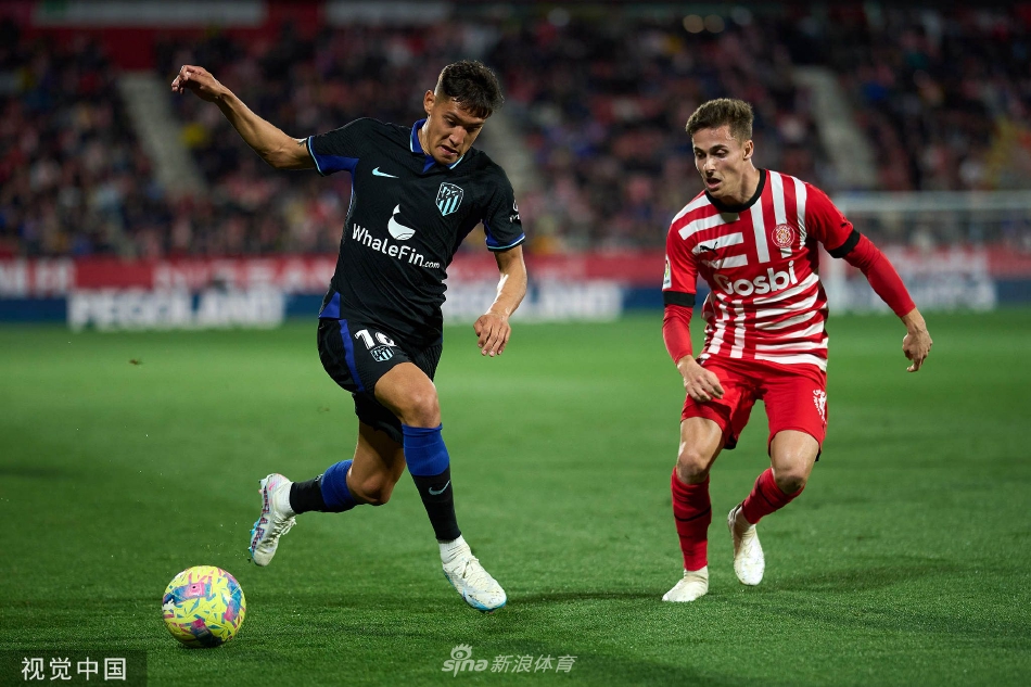 莫拉塔在补时阶段飞身铲射破门瞬间，他的专注与决断力在电光石火间改写了比赛。