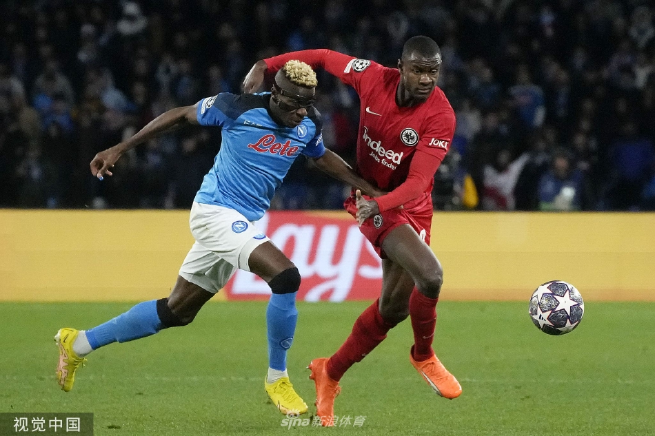 灯光下的马拉多纳球场全景，宛如一颗镶嵌在地中海岸边的蓝色宝石，看台上点点星光汇聚成壮阔的银河。