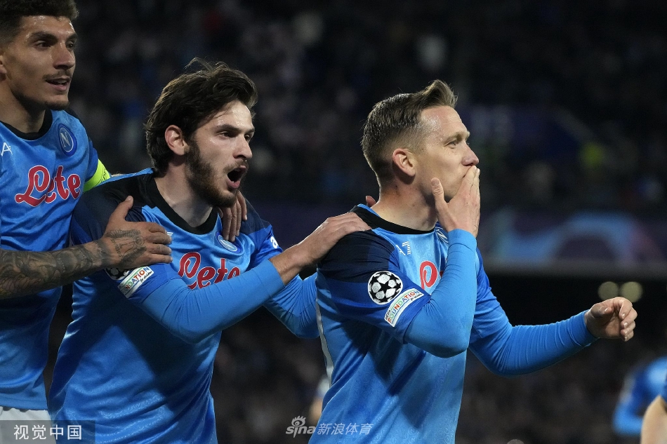 奥斯梅恩高高跃起，如同一头雄狮征服领空，将皮球狠狠砸入网窝，展现出绝对的力量与统治力。