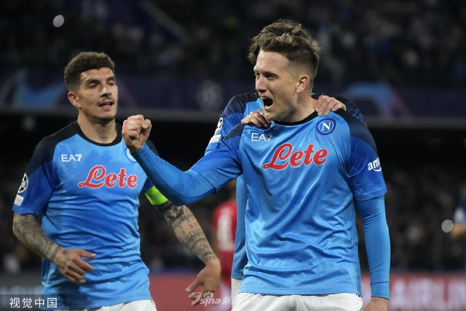 进球后的奥斯梅恩张开双臂奔向角旗区，身后是疯狂追逐庆祝的队友，蓝色浪潮在绿茵场上席卷开来。