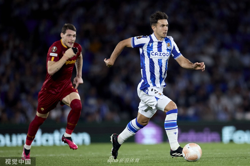 穆里尼奥在场边神情专注，双手指挥队员跑位，他是罗马这场战术胜利的总设计师。